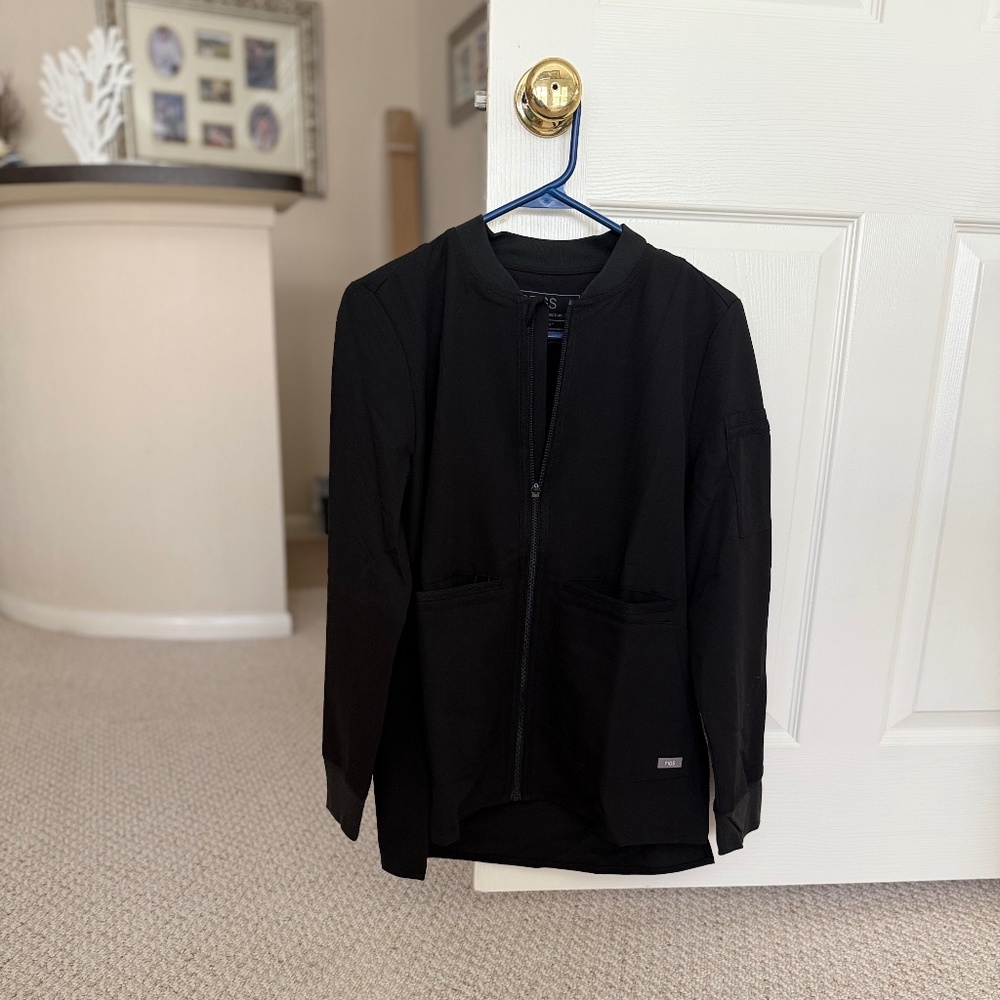NEW FIGS Small Women's Black Bellery Bomber Scrub Jacket